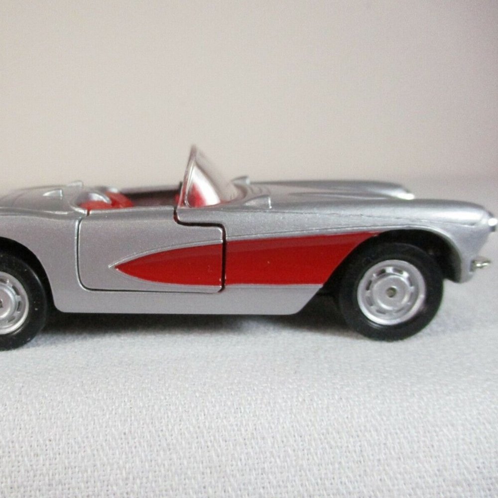 VTG MAISTO 1957 Silver Corvette Diecast Vehicle 1:39 Scale Doors Open